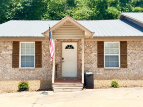 Cozy 2 Bedroom Townhouse Near Lake and Restaurants